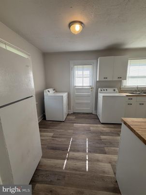 Interior, Washer, Wood Texture Flooring