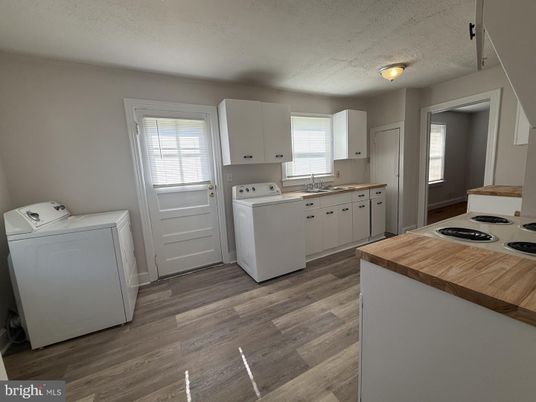 Interior, Washer, Wood Texture Flooring