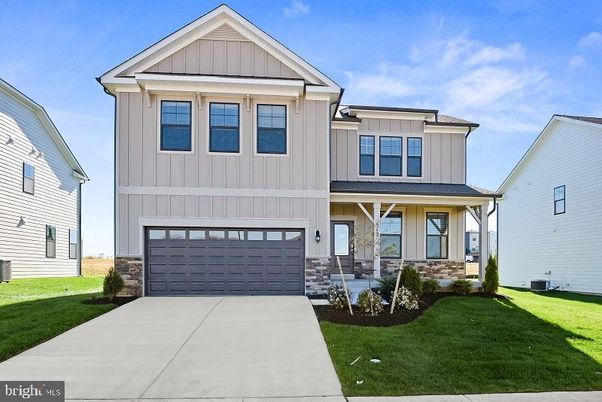 Attached, Exterior, Facade, Farmhouse