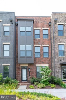 Exterior, Facade, Brick Facade, Rowhouse