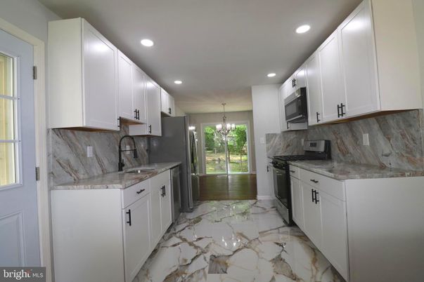 Chandelier, Interior, Kitchen, Marble, Marble Walls, Recessed Lighting