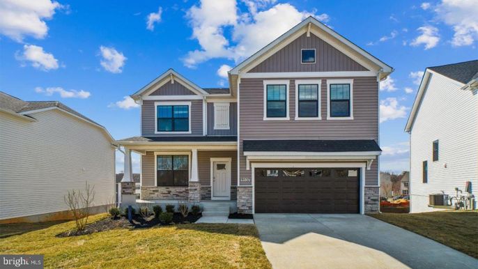 Attached, Exterior, Facade, Farmhouse