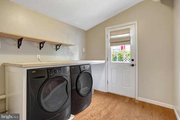 Interior, Washer, Wood Texture Flooring