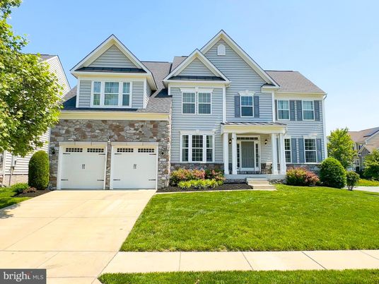 Attached, Exterior, Facade, Farmhouse