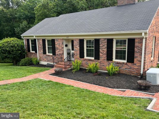 Exterior, Facade, Brick Facade, Cape Cod