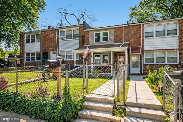 Exterior, Facade, Brick Facade, Rowhouse