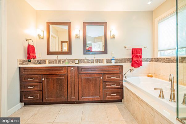 Bathroom, Dual Sink Vanities, Interior, Recessed Lighting