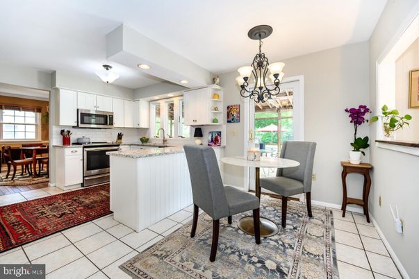 Chandelier, Dining room, Interior, Kitchen, Recessed Lighting, Stainless Steel Appliances
