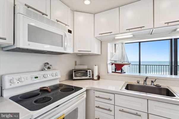 Interior, Kitchen, Recessed Lighting, Water