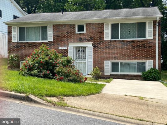Exterior, Facade, Brick Facade, Raised Ranch