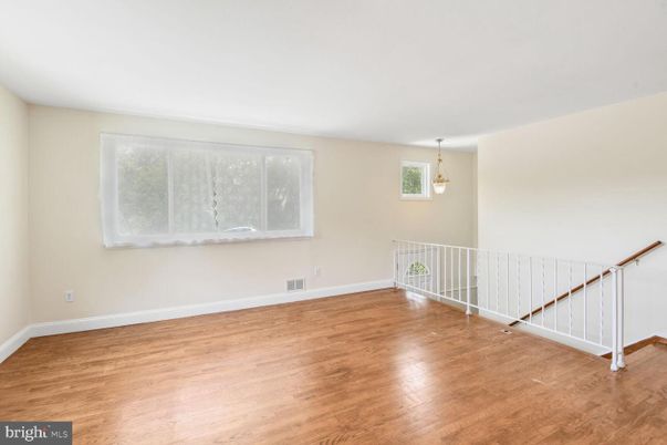 Empty room, Interior, Pendant Lights, Wood Texture Flooring
