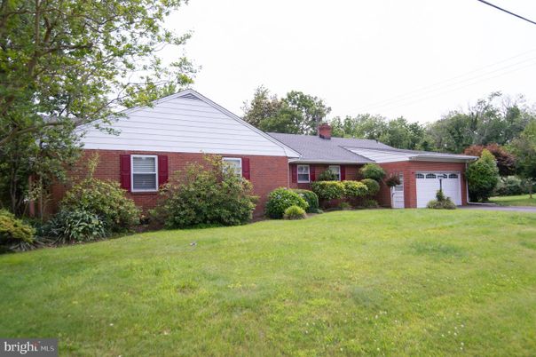 Attached, Exterior, Facade, Brick Facade, Ranch
