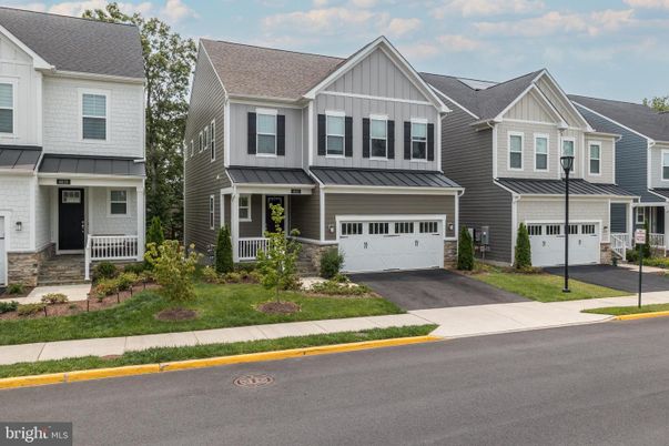 Attached, Exterior, Facade, Rowhouse