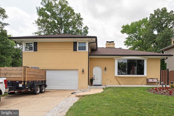 Attached, Exterior, Facade, Split Level