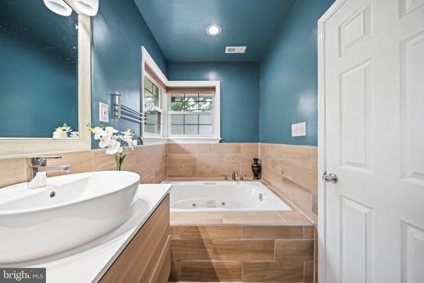 Bathroom, Interior, Recessed Lighting