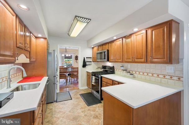 Chandelier, Dining room, Interior, Kitchen, Recessed Lighting, Stainless Steel Appliances