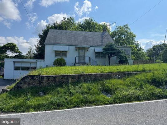 Attached, Exterior, Facade, Cape Cod