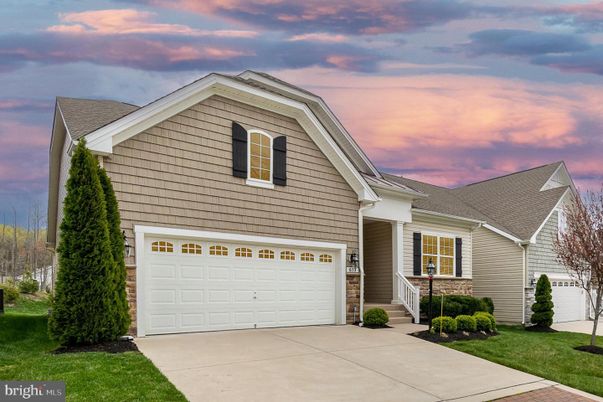 Attached, Exterior, Facade, American Craftsman