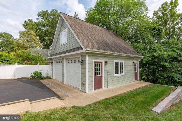 Attached, Exterior, Facade, Cape Cod
