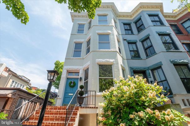 Exterior, Facade, Rowhouse
