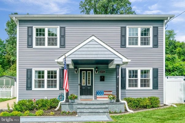 Exterior, Facade, Raised Ranch