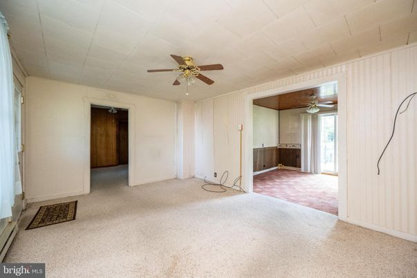 Empty room, Interior