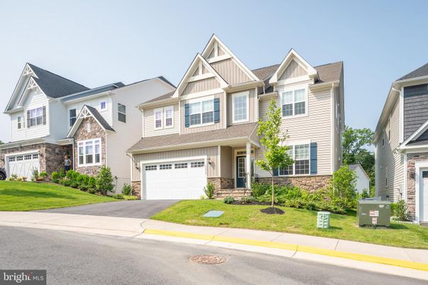 Attached, Exterior, Facade, Farmhouse