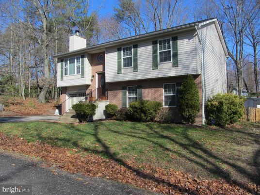 Exterior, Facade, Brick Facade, Raised Ranch