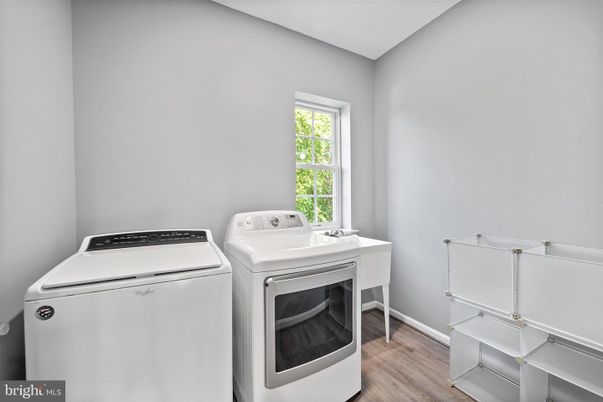 Interior, Washer, Wood Texture Flooring