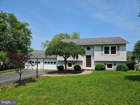 Attached, Exterior, Facade, Raised Ranch