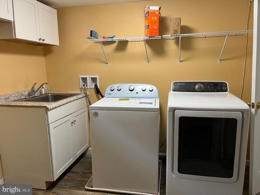 Interior, Washer, Wood Texture Flooring