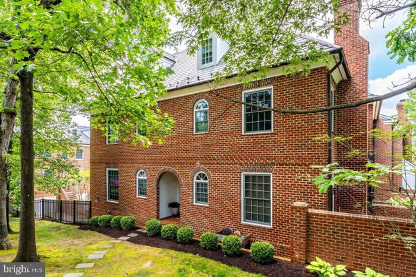 Exterior, Facade, Brick Facade, Georgian
