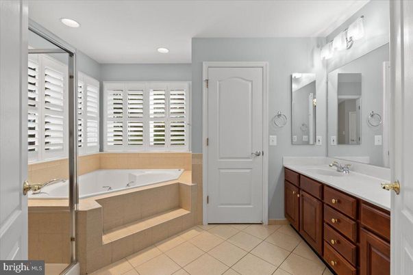 Bathroom, Dual Sink Vanities, Interior, Recessed Lighting