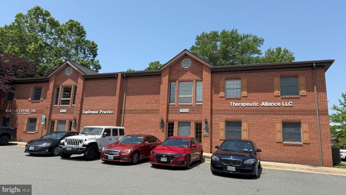 Exterior, Facade, Brick Facade, Rowhouse
