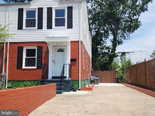 Exterior, Facade, Brick Facade, Rowhouse