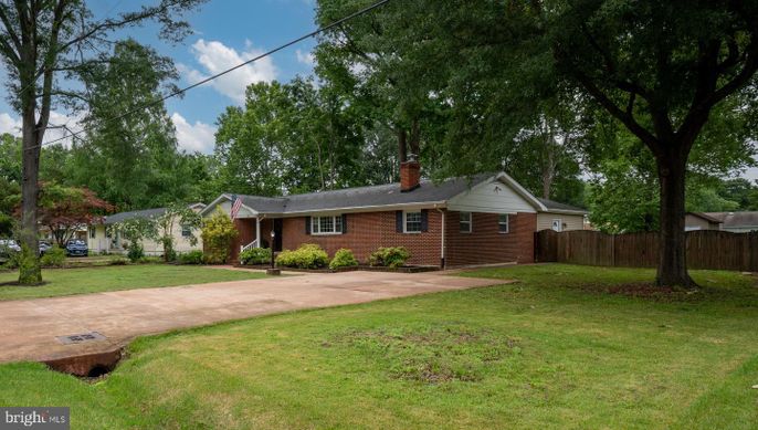 Backyard, Exterior, Facade, Brick Facade, Ranch
