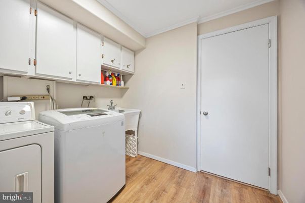 Interior, Washer, Wood Texture Flooring