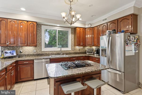 Chandelier, Interior, Kitchen, Recessed Lighting, Stainless Steel Appliances