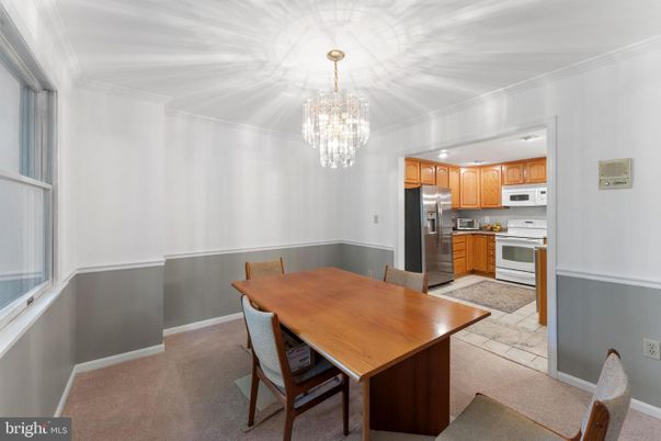 Chandelier, Dining room, Interior, Kitchen, Stainless Steel Appliances