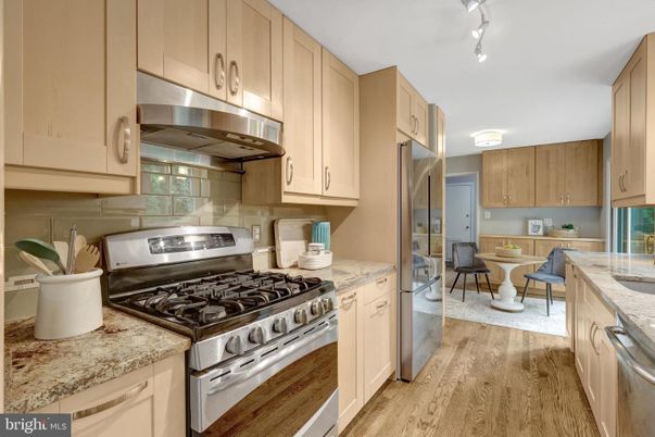 Dining room, Interior, Kitchen, Stainless Steel Appliances, Wood Texture Flooring