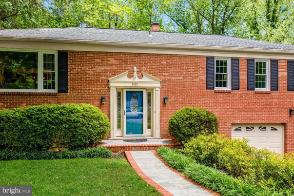 Attached, Exterior, Facade, Brick Facade, Georgian