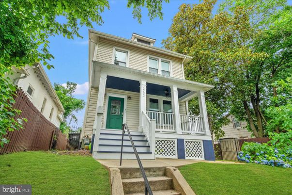 Exterior, Facade, American Foursquare