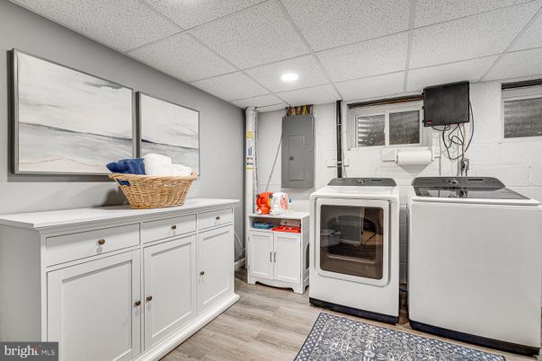 Interior, Recessed Lighting, Washer, Wood Texture Flooring