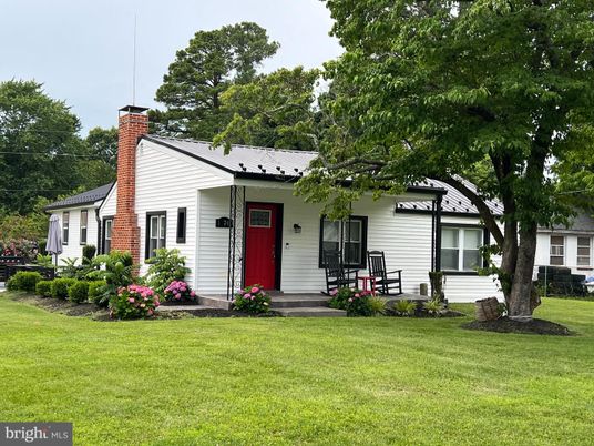 Backyard, Exterior, Facade, Solar Panels, Ranch