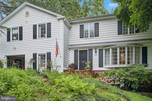 Exterior, Facade, Raised Ranch