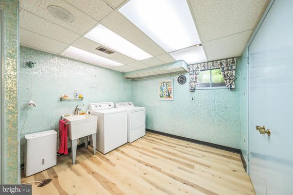 Interior, Recessed Lighting, Washer, Wood Texture Flooring