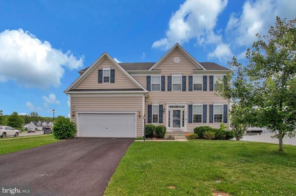 Attached, Exterior, Facade, Farmhouse