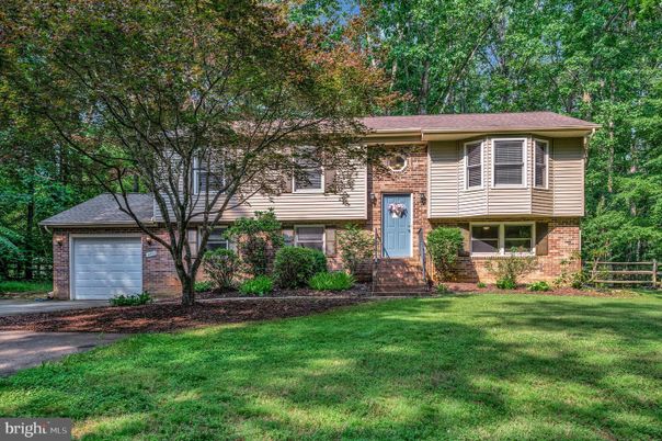 Attached, Exterior, Facade, Brick Facade, Raised Ranch