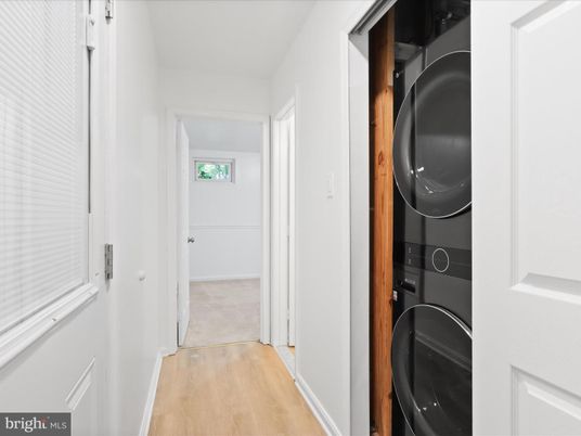 Interior, Utility Closets, Washer, Wood Texture Flooring