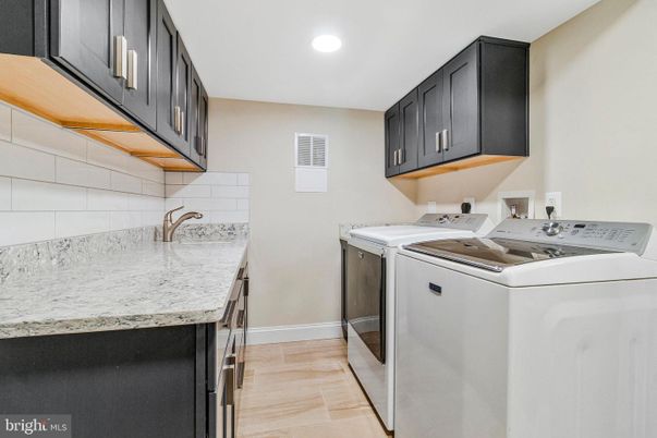 Interior, Recessed Lighting, Washer, Wood Texture Flooring